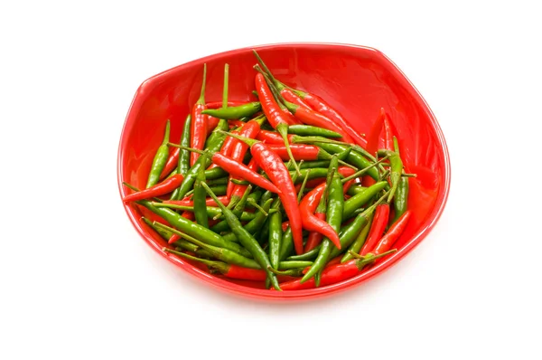 Grüne und rote Chilischoten isoliert — Stockfoto