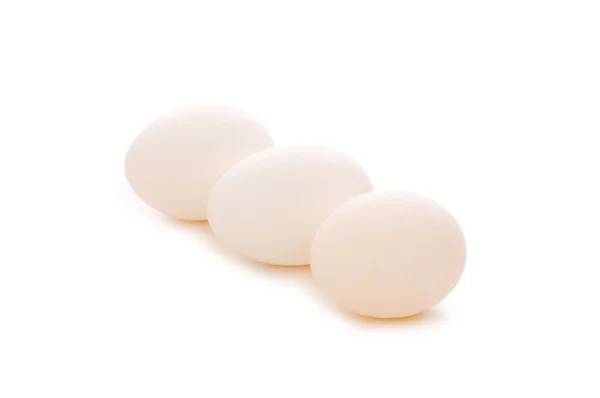 Groep eieren geïsoleerd op het wit — Stockfoto