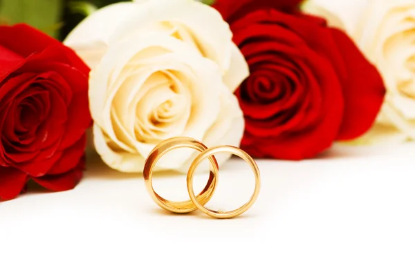 Anelli d'oro e rose isolate sul Foto Stock Royalty Free