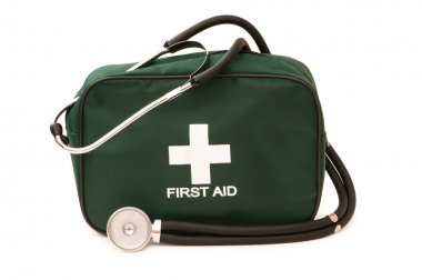 ilk yardım çantası ve izole stetoskop
