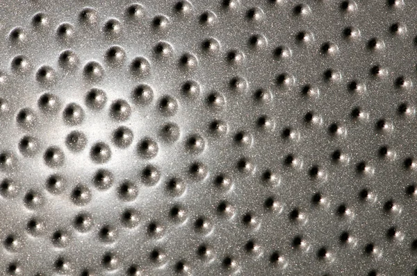 Parlak metal bir yüzeye delikleri — Stok fotoğraf