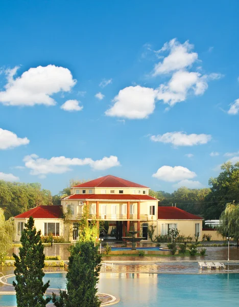 Большой летний дом с бассейном — стоковое фото