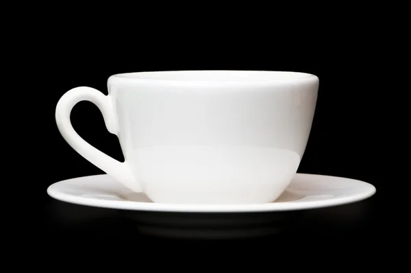 Біла чашка чаю ізольована на чорному — стокове фото
