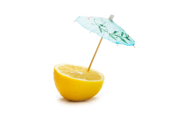Лимон и зонтик изолированы — стоковое фото