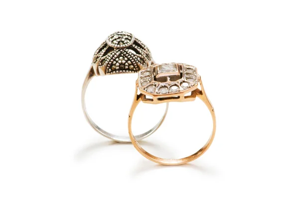 Złote pierścienie na białym tle — Zdjęcie stockowe