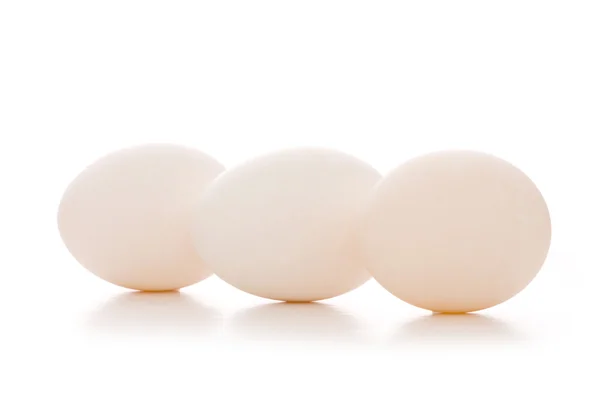 Grupa jaj na białym tle — Zdjęcie stockowe
