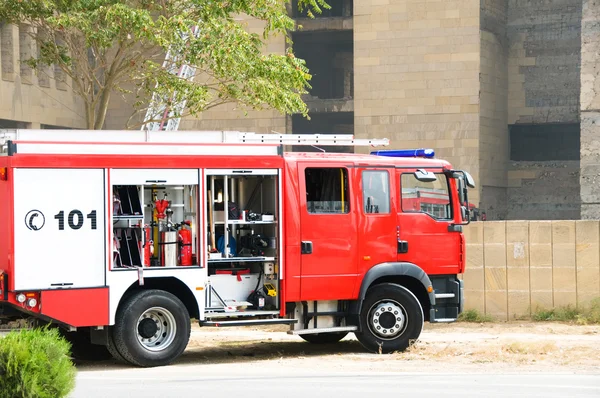 Fire engine at the scene of city fire — Zdjęcie stockowe