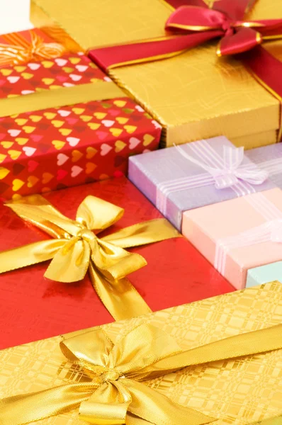 Close up di confezioni regalo con nastri — Foto Stock
