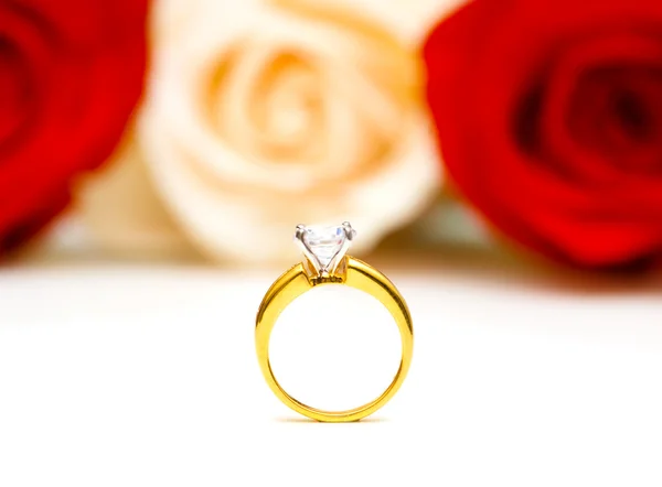 Rosas y anillo de boda aislados —  Fotos de Stock