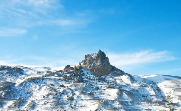 눈 아래 높은 산 — 스톡 사진