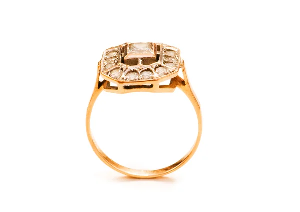 Złoty pierścień na białym tle — Zdjęcie stockowe