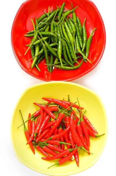 Pimentas verdes e vermelhas isoladas — Fotografia de Stock