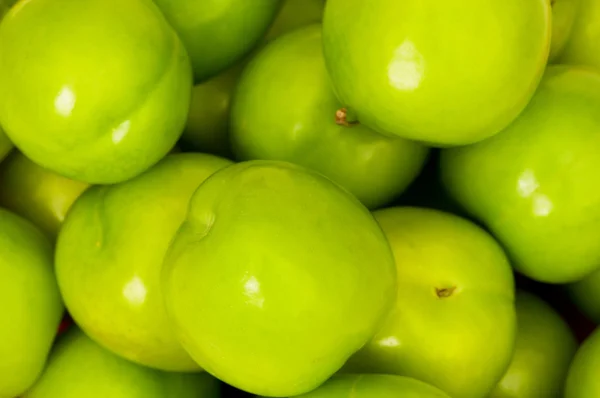 市場で配置されて緑のりんご — ストック写真