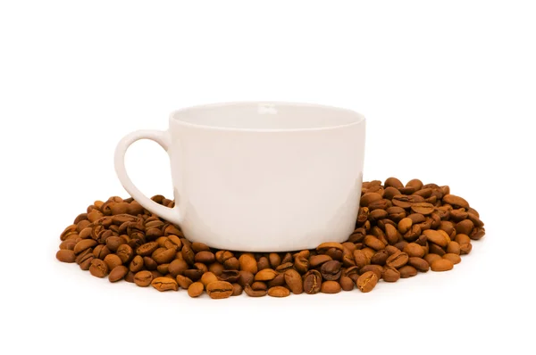 Pohár a kávová zrna, samostatný — Stock fotografie