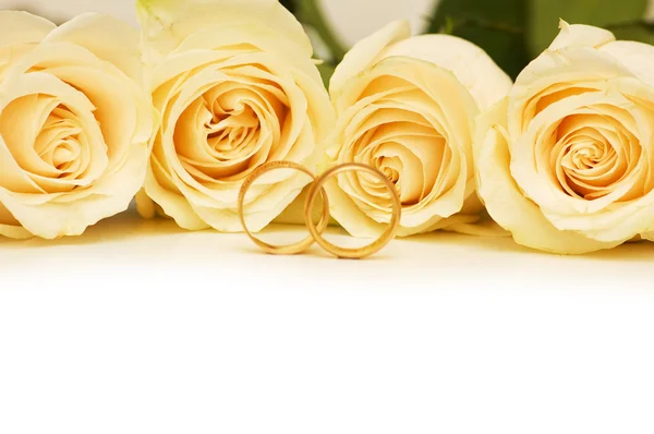 Róże i obrączki na białym tle — Zdjęcie stockowe
