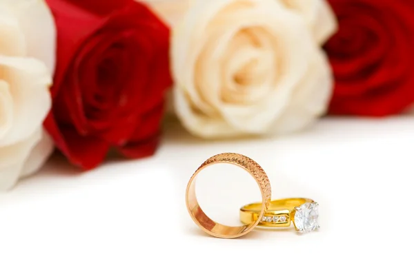 Gouden ringen en rozen geïsoleerd Rechtenvrije Stockfoto's