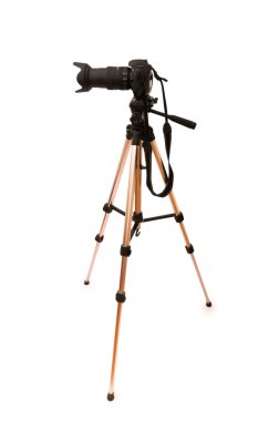 tripod ve üzerinde beyaz izole kamera