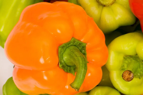 Bell peppers arranged at the market — Stock Photo, Image