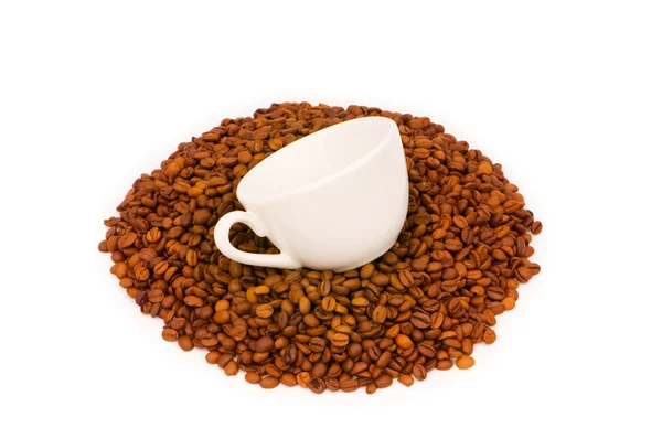 Csésze és elszigetelt szemes kávé — Stock Fotó