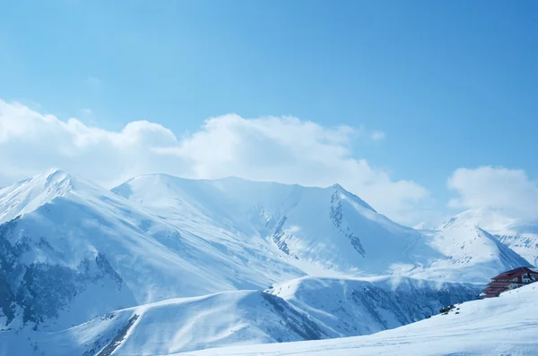 Zimowe góry jasny dzień — Zdjęcie stockowe