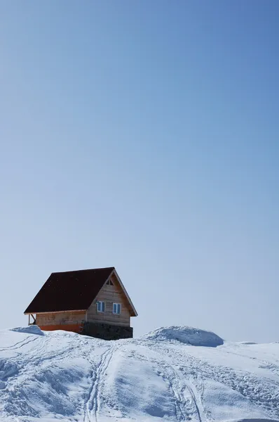 Одинокий дом в яркий солнечный день — стоковое фото