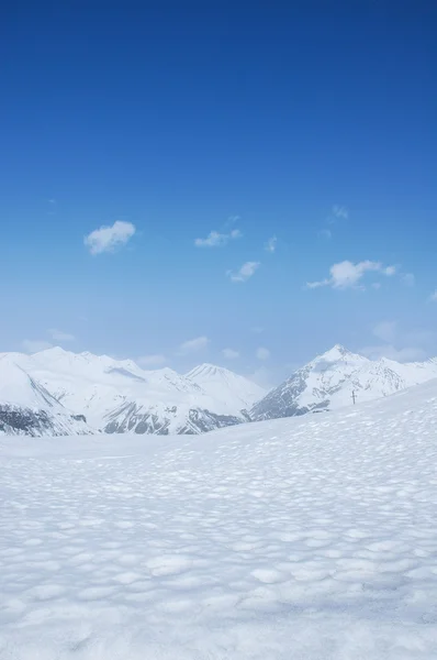 Zimní hory na jasný den — Stock fotografie
