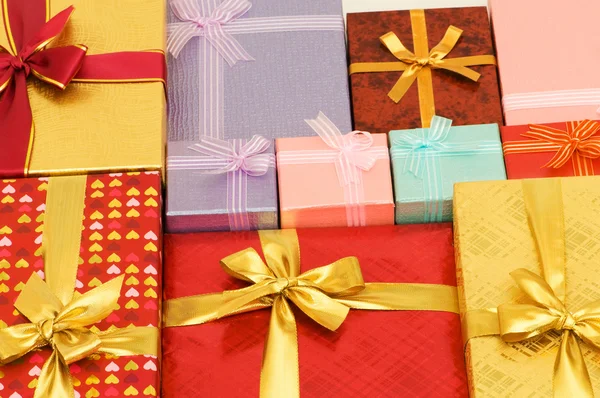 Cierre de cajas de regalo con cintas — Foto de Stock