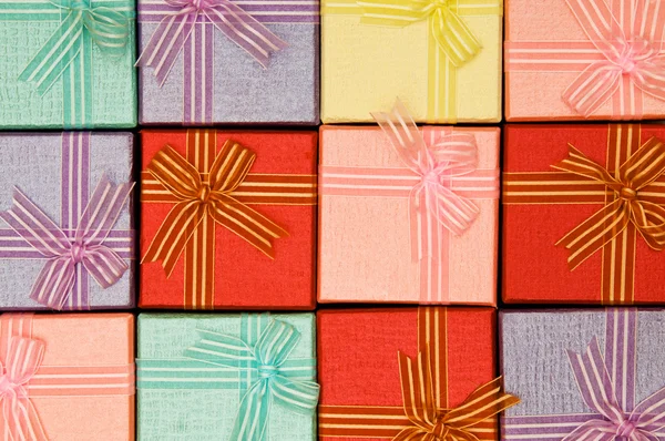Close up van geschenkdozen met linten — Stockfoto