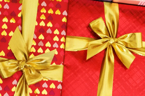 Cierre de caja de regalo roja con cinta — Foto de Stock