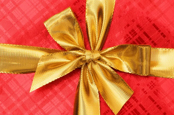 Fechar a caixa de presente vermelho com ibbon — Fotografia de Stock
