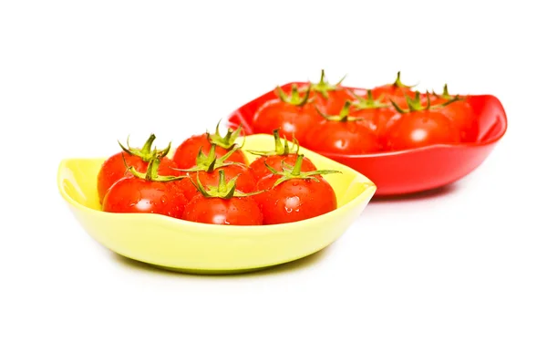 Mokrá celá rajčata uspořádány, izolované — Stock fotografie