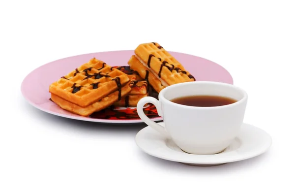 茶和孤立的比利时华夫饼 — 图库照片