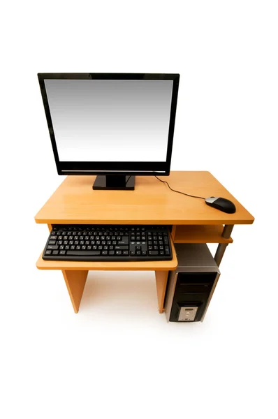 Dator och skrivbord isolerade — Stockfoto