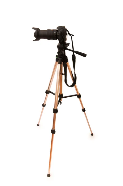 Tripod ve üzerinde beyaz izole kamera — Stok fotoğraf