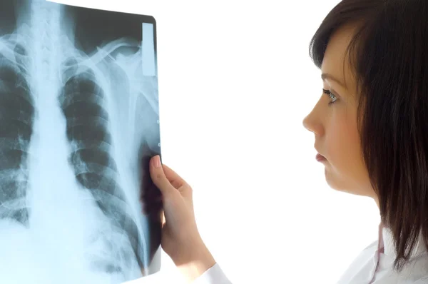 Kadın Doktor Röntgen görüntü arıyor — Stok fotoğraf