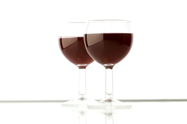 Deux verres à vin sur le blanc — Photo