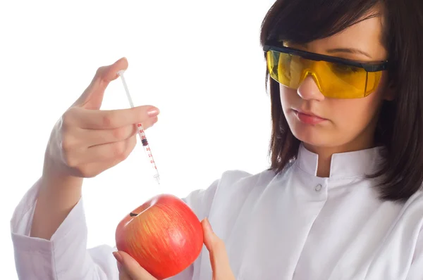 Mujer científica inyectando productos químicos — Foto de Stock