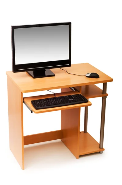 Computer und Schreibtisch isoliert — Stockfoto