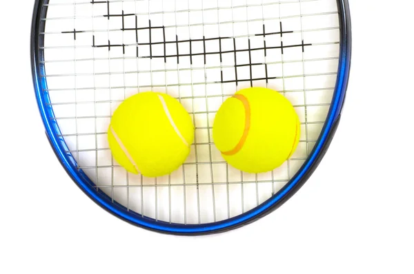 Due palline da tennis e racchetta isolato — Foto Stock