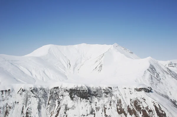 Montañas de invierno en un día soleado brillante — Foto de Stock