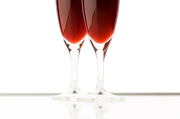 Dois copos de vinho no branco — Fotografia de Stock