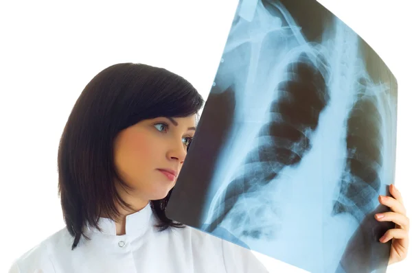 Kvinnliga läkare titta på röntgenbilden — Stockfoto