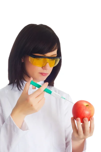 Mujer científica inyectando productos químicos — Foto de Stock