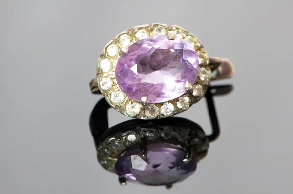 Prsten s fialovým kamenem — Stock fotografie