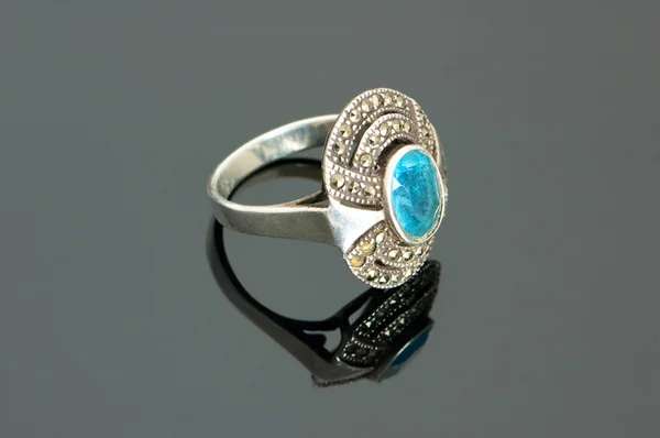 Ring met blauwe steen — Stockfoto