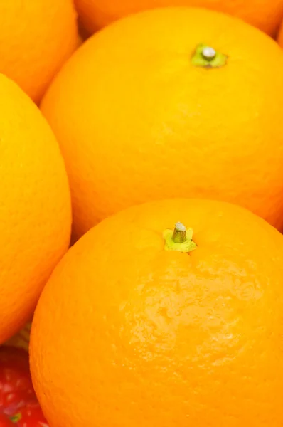 Närbild på apelsiner på marknaden — Stockfoto
