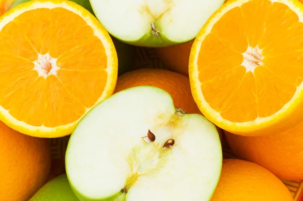 Närbild på apelsiner och äpplen — Stockfoto