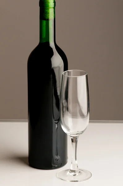 酒瓶和酒玻璃 — 图库照片