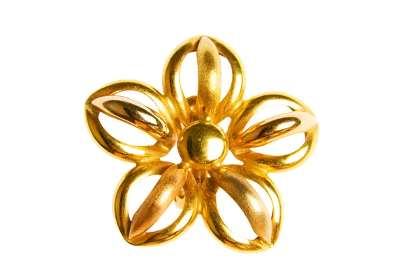 Blütenförmiger Goldohrring isoliert — Stockfoto