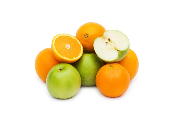 Maçã e laranjas isoladas no branco — Fotografia de Stock